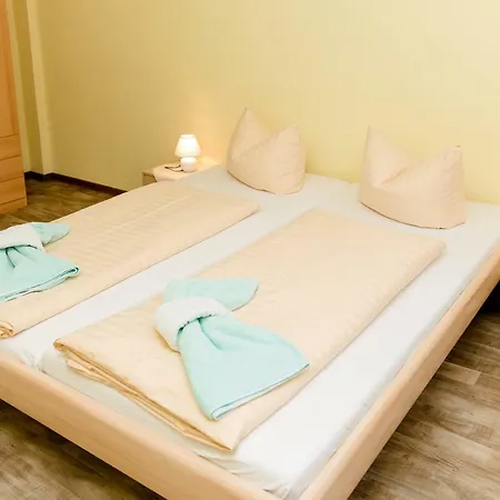 Und Campingstell Und Zeltplatz An Der Talsperre Im Harz