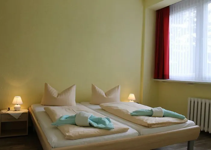 Und Campingstell Und Zeltplatz An Der Talsperre Im Harz